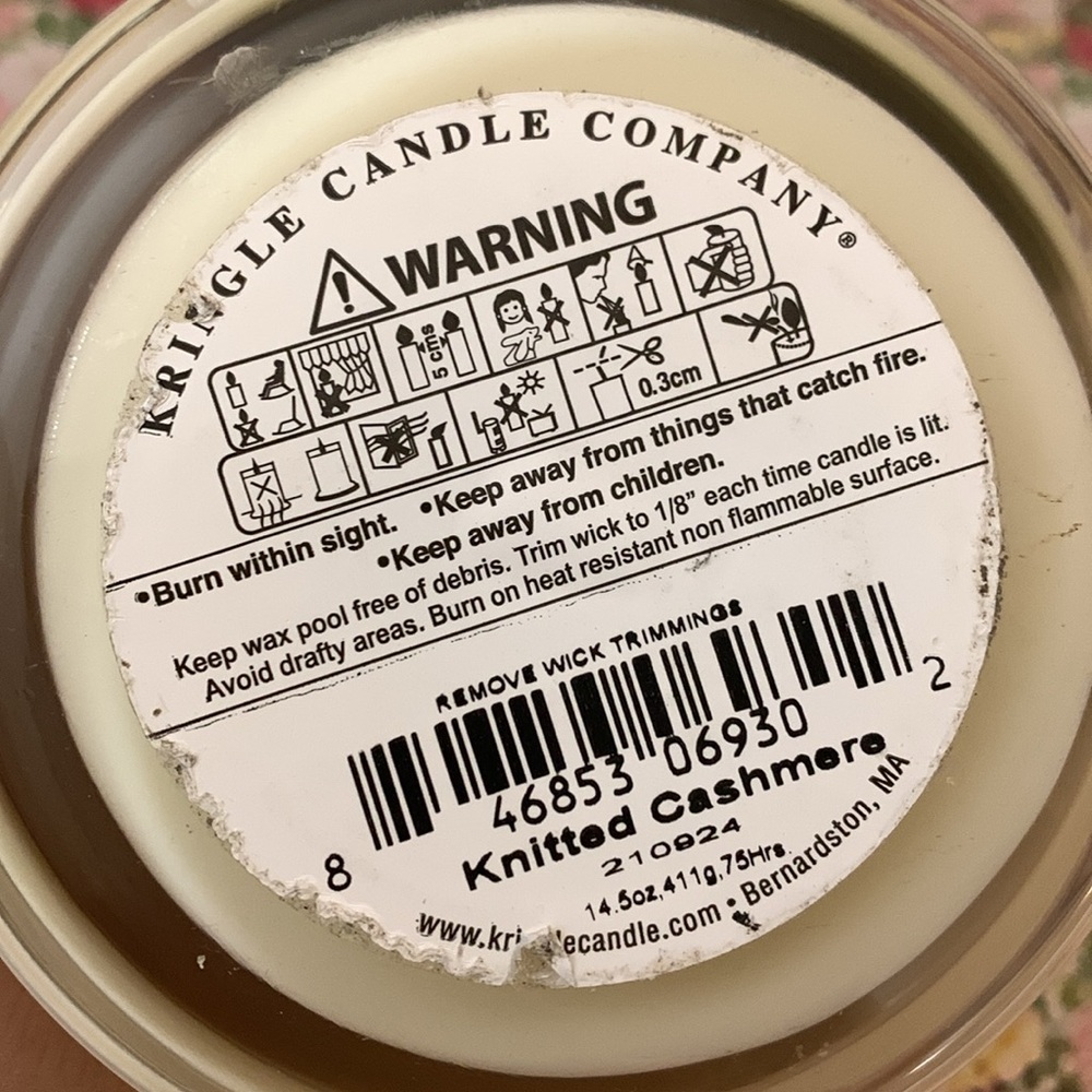 Kringle knitted cashmere 2 wicks soy wax candle 14.5oz - Picture 4 of 4